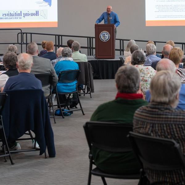 Tom Meuser在为老龄化与健康卓越中心举办的传统学者早餐会上向听众讲话